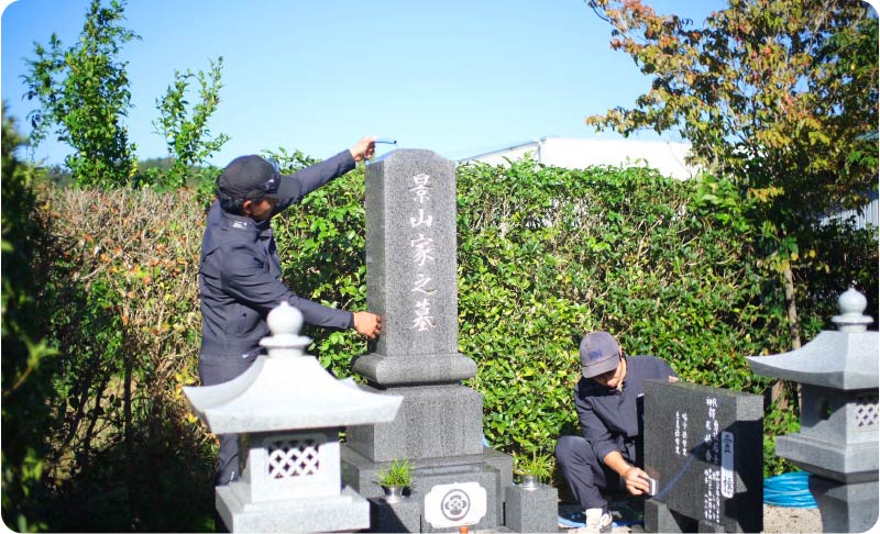 墓石や周辺を清掃しているお墓のお掃除作業の様子