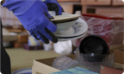 遺品整理士が遺品を丁寧に整理している作業の様子