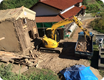 倉庫を解体している作業中の様子