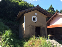 倉庫の解体工事前の状態を示すイメージ