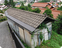 小屋の解体工事前の状態を示すイメージ