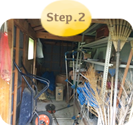 小屋の中にある不用品を回収する作業の様子