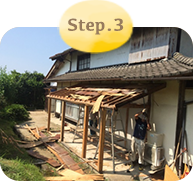 建物や小屋の解体工事を行っている作業風景