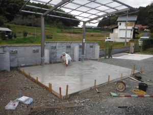 今日は駐車場の整備です。