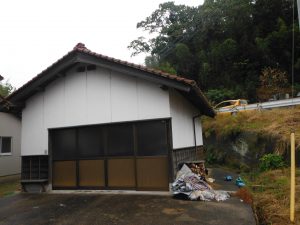 先日は小屋の解体工事を行いました。