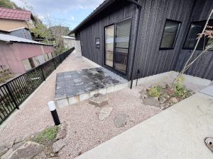 防草シートと庭園砂利